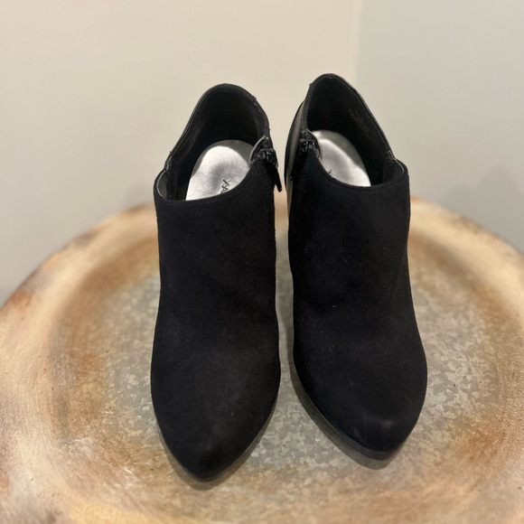 Women’s Suede Ankle Booties. With side zippers. Size 9 - Picture 6 of 6